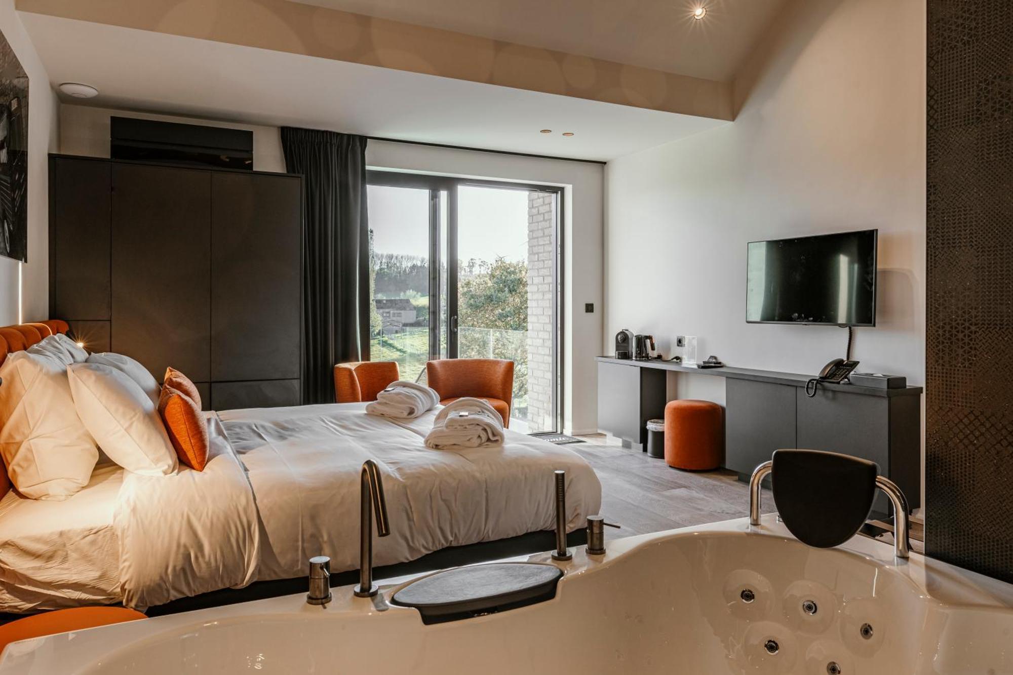 Cc Nomie Restaurant Hotel 4*